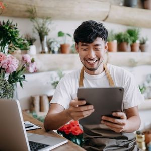 Man using tablet and laptop